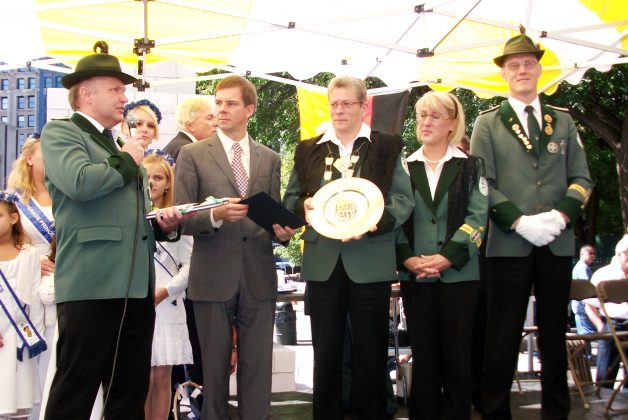 Gastgeschenk Übergabe