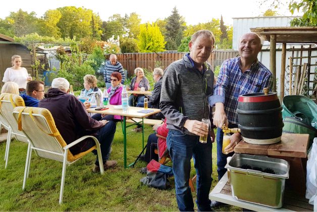 Rainer und Bertram beim Bier zapfen