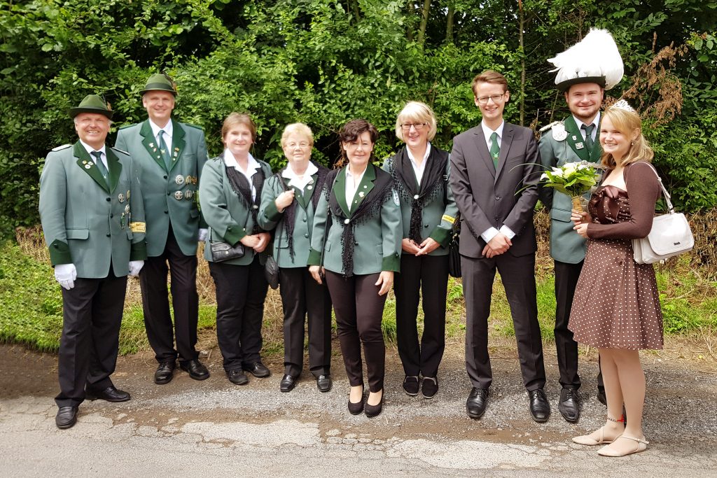 Königspaar Markus Weis und Anne Berghöfer mit Abordnung (hinter der Kamera unsere Paparazzine Alicia Podtschaske)