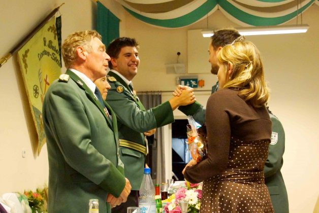 Königspaar Markus Weis und Anne Berghöfer überreichen Präsente