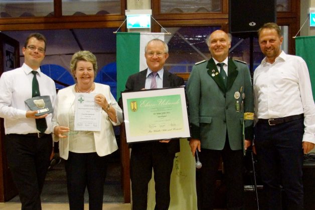 Vorsitzender Thorsten Steinke mit dem neu ausgezeichneten fördernden Mitglied Erika Matzerath und Ehrenmitglied Rüdiger Scholz sowie Geschäftsführer Rainer Weis mit Oberbürgermeister Uwe Richrath
