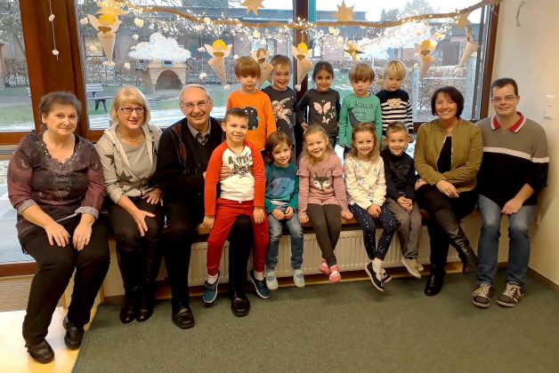 Gruppenbild der glücklichen Kinder