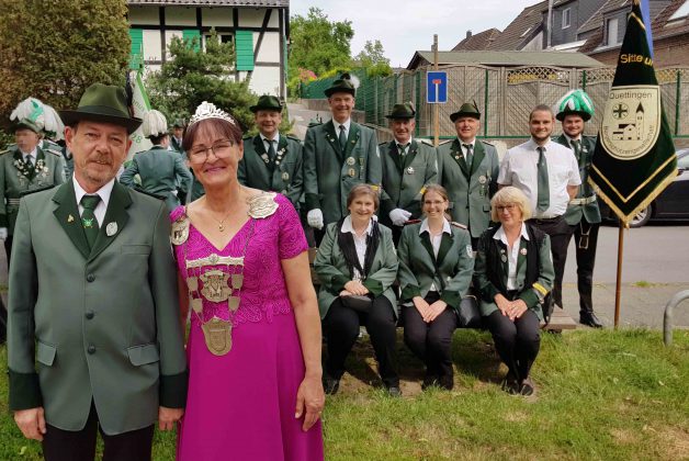 Montage Königspaar Sabine Flügel und Bertram Ries vor der wartenden Abordnung