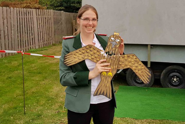 Königin Alicia Podtschaske mit Vogel