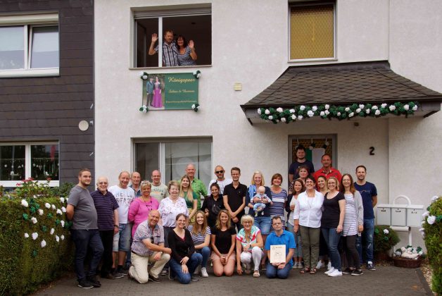 Gruppenbild vor dem Haus des Königspaares Sabine und Bertram