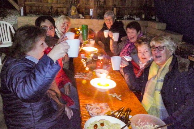 Glühwein hält warm. Ladies mit ihren Heißgetränken