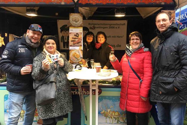 Aktive und fördernde Mitglieder zu Besuch an unserer Weihnachtsbude