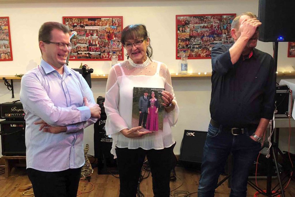 Sabine Flügel mit ihrem Fotobuch 