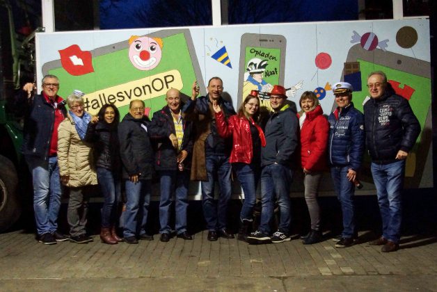 Bürgerschützen und Freunde bei der Wagentaufe