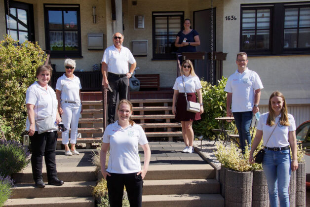 Vorsitzender Thorsten Steinke, stellvertretende Vorsitzende Gisela Weis, Geschäftsführer Rainer Weis, stellvertretende Geschäftsführerin Paloma Krassa, Kassiererin Brigitte Engels sowie Königin Alicia Podtschaske und Jungprinzessin Kerstin Nowack bei der Übergabe des Pfingsteierlikörs