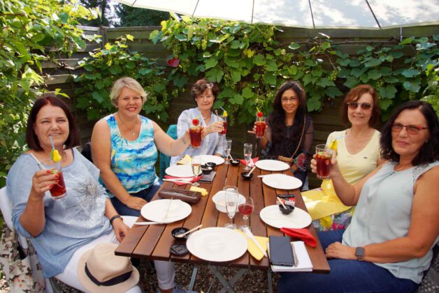 Ladiesday, Frauen halten Sangria
