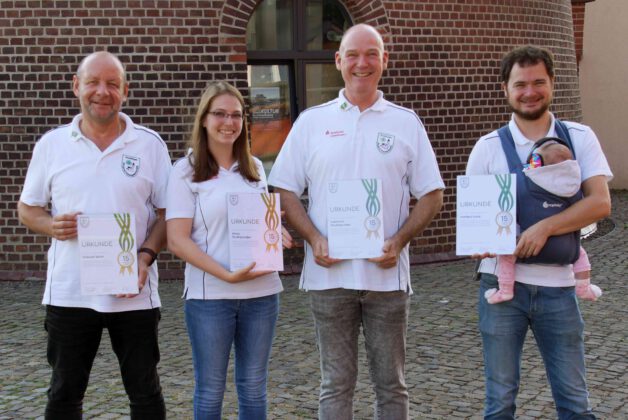 Ausgezeichnete aktive Mitglieder für 15 Jahre Mitgliedschaft. Michael Beier, Alicia Podtschaske, Gerhard Podtschaske und Markus Weis