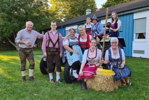 Gruppenbild auf Traktor vor Schützenhaus