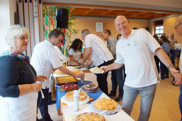 Schützen am Kuchenbuffet