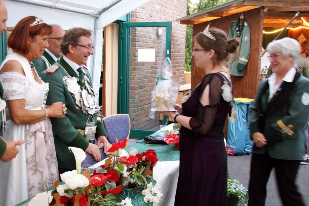 Präsentübergabe der Majestäten