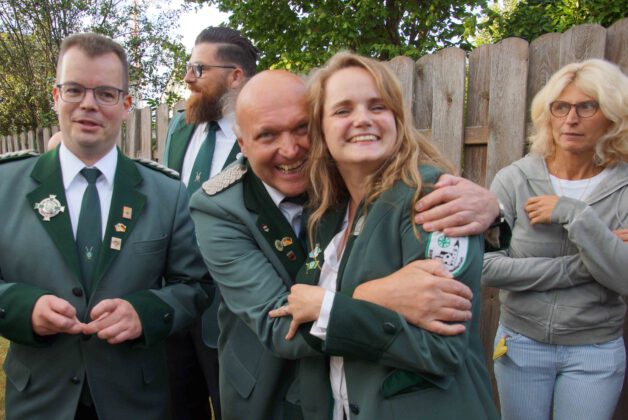 Königin Anne Berghörer-Weis mit ihrem Schwiegervater Rainer Weis