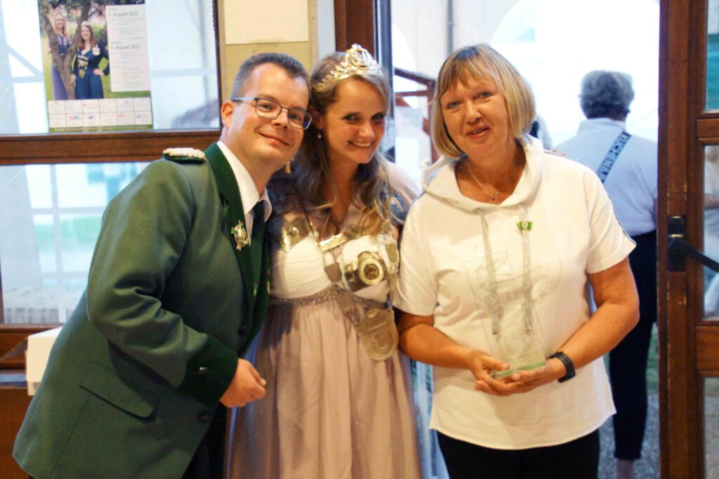 Monika Zilles mit ihrem Dankespokal