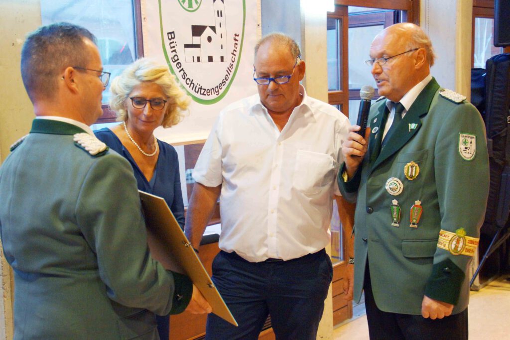 Peter Rösgen beim Erhalt seiner Urkunde