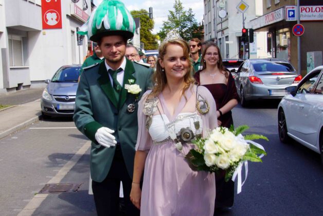 Königin Anne Berghöfen-Weis mit Prinzgemahl Markus Weis und im Hintergrund ausgeschiedene Königin Alicia Podtschaske