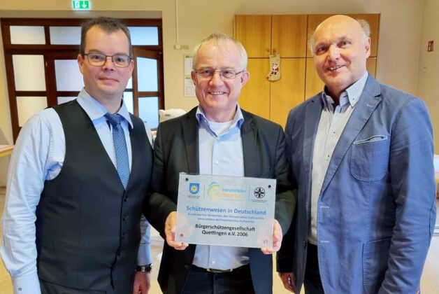 Vorsitzender Thorsten Steinke, Landtagsabgeordneter Rüdiger Scholz, Geschäftsführer Rainer Weis mit der Auszeichnung immaterielles Kulturerbe