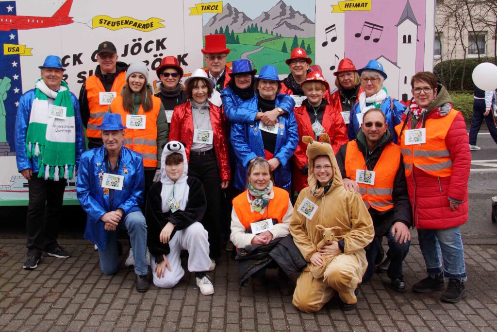 Jecke Bürgerschützen mit ihren Wagenengeln und der Gestalterin des Wagens