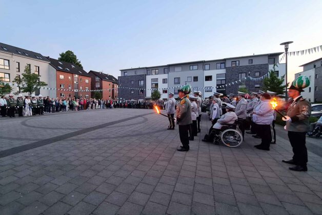 Zapfenstreich auf dem Lützenkirchener Marktplatz anlässlich 600-jährigem Bestehen der St. Seb. Schützenbruderschaft Lützenkirchen