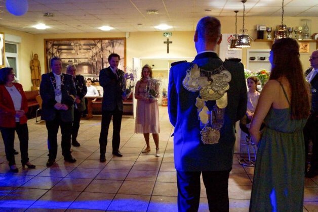 Geschenkübergabe von unserem Königspaar Anne Berghörfer-Weis und ihrem Prinzgemahl Markus Weis