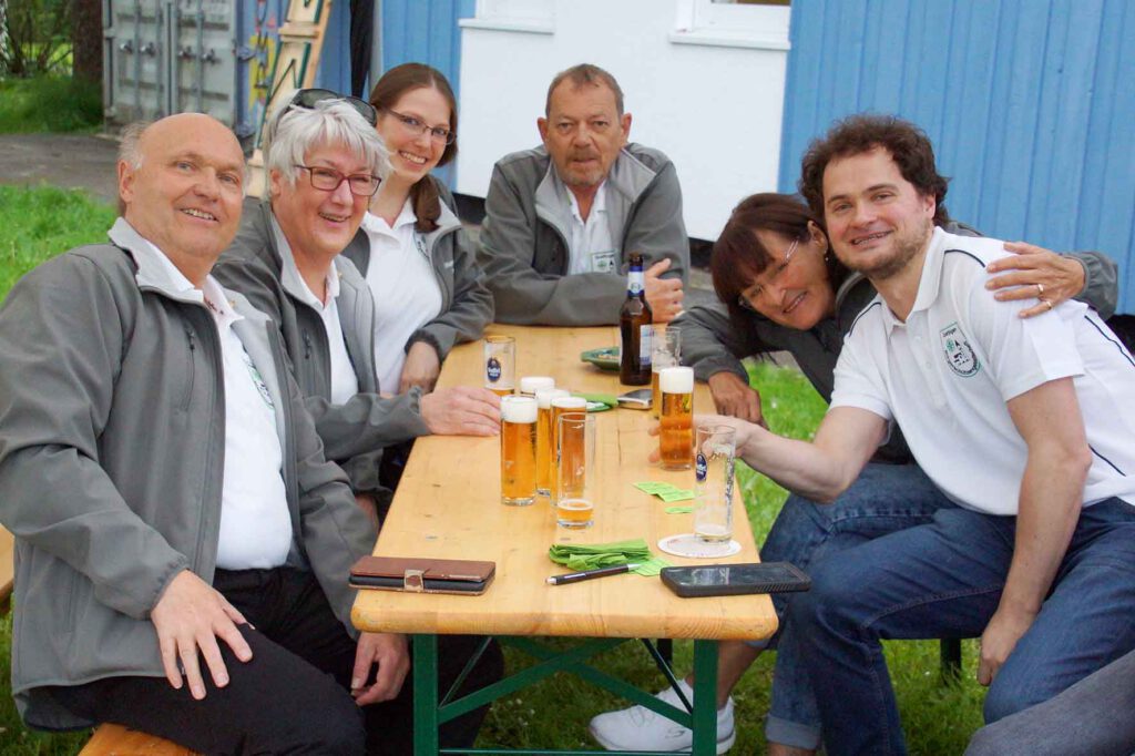 Teil der Abordnung beim Vereinsvogelschießen auf dem Schützenfest Quettingen