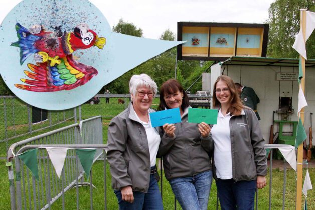 Siegerinnen beim Vereinsvogelschießen auf dem Schützenfest Quettingen