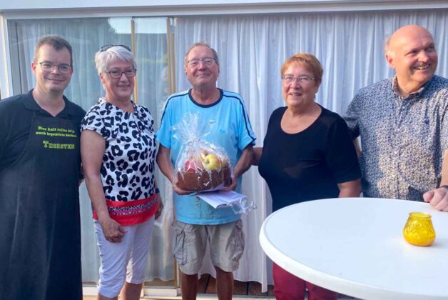 Vorstand überreicht Geschenk an Peter Gollan