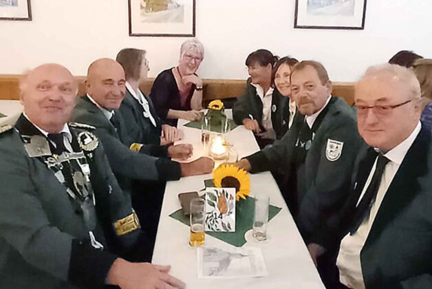 Kaiserpaar Rainer und Gisela Weis mit ihrer Abordnung auf dem Krönungsball in Fettehenne