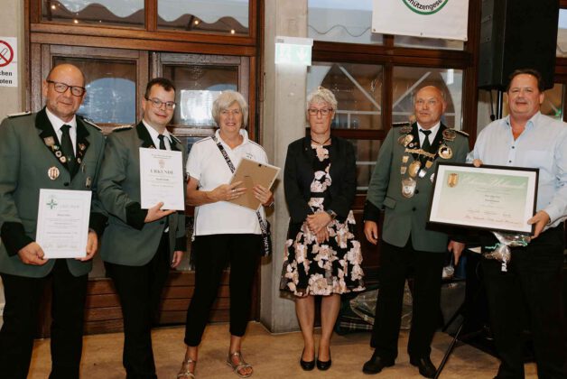 vlnr. Michael Beier, Thorsten Steinke, Brigitte Bäth, Gisela Weis, Rainer Weis, Jörg Nöres