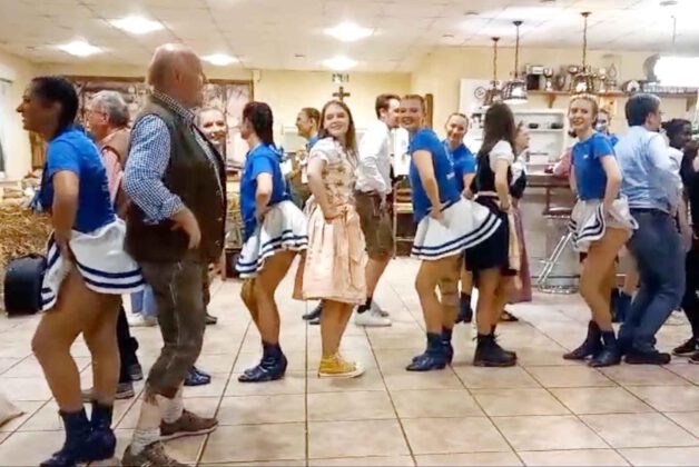 Mädchengarde der Altstadtfunken Opladen beim Stippeföttche mit Dirndl und Lederhosen