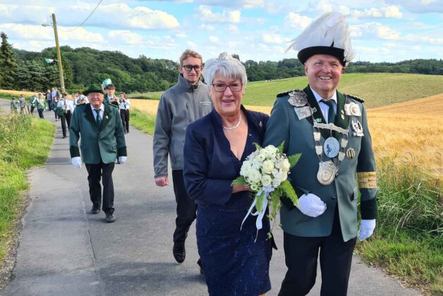 Kaiserpaar Rainer und Gisela Weis beim Schützenumzug in Steinbüchel 2024