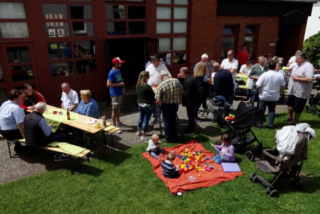 Stammtisch auf dem Quettinger Pfarrgelände