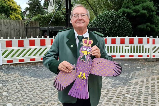 Peter Gollan mit seinem erlegten Holzvogel